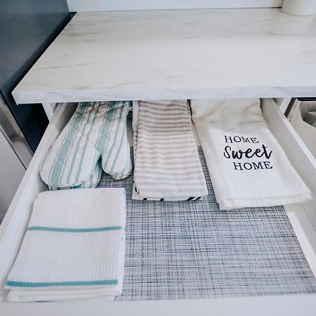 Modern & Cozy Stand-Alone Apartment - Perfect Stay Painted Post Extérieur photo