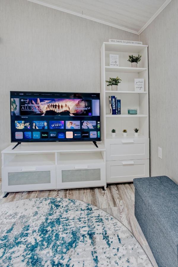 Modern & Cozy Stand-Alone Apartment - Perfect Stay Painted Post Extérieur photo