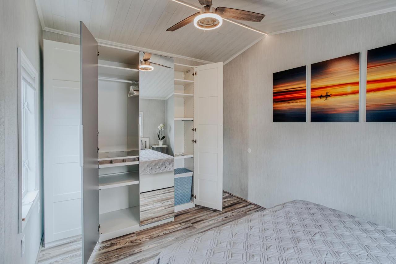 Modern & Cozy Stand-Alone Apartment - Perfect Stay Painted Post Extérieur photo